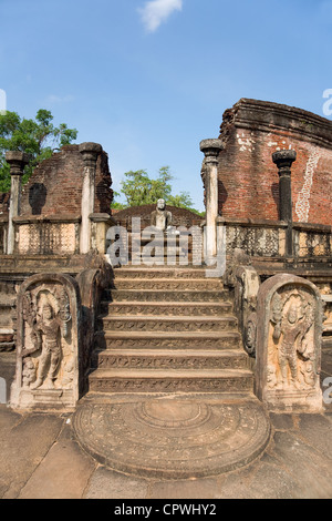 Entrada a la antigua centory Vatadage desde el 12 en el palacio de los reyes Pollonnaruwa, Sri Lanka Foto de stock