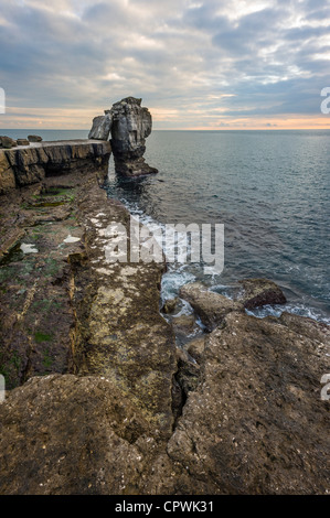Al atardecer la roca púlpito Portland Portland Bill Dorset UK