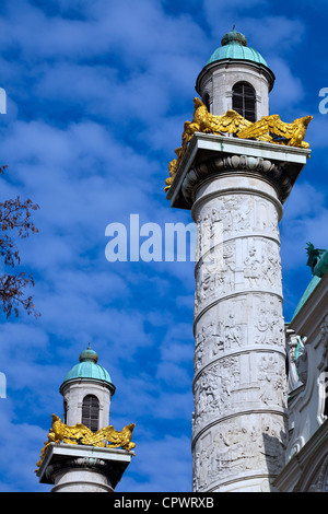 Pilares de la clásica Karlkirche (Charles Church) en Viena Foto de stock