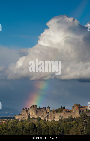 Un arco iris sobre la fortificada Cité de Carcassonne, Languedoc, Francia Foto de stock