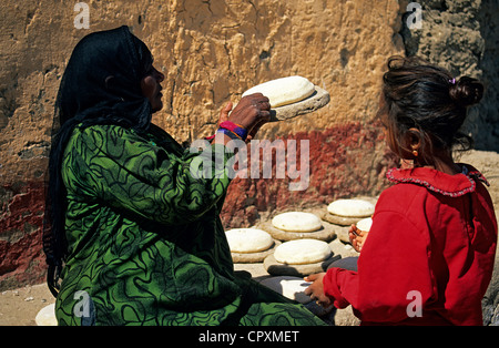 Egipto, en el Alto Egipto, El Valle del Nilo, escenas de la vida cotidiana en una aldea de la ribera occidental de Luxor, mujer hacer pan