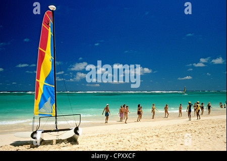 República Dominicana, provincia de La Altagracia, Punta Cana, catamarán y aeróbicos en la playa Foto de stock