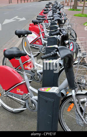 Bicicletas apiladas en una estación de alquiler automatizada en una calle de Toulouse, Francia