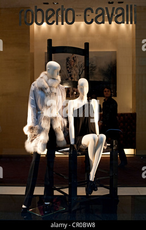 Italia, Lombardía, Milán, el cuadrilátero de la moda, Via Gesù, tienda de vestidos del diseñador italiano Roberto Cavalli Foto de stock