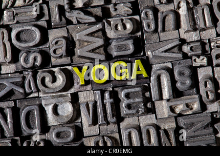 Antiguas letras de plomo que forman la palabra Yoga Foto de stock