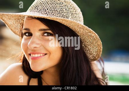 Mujer sonriente vistiendo sombrero