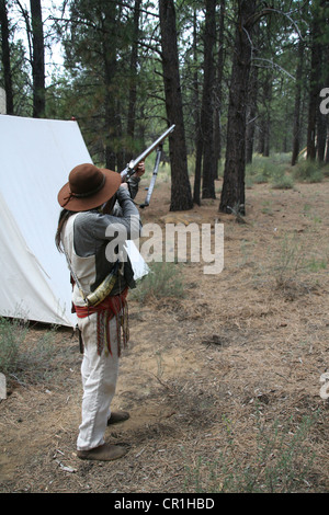 Hombre de la montaña se preparaban para disparar mosquetes, comerciante de pieles de principios del siglo XIX re-enactor, High Desert Museum, Oregon Central Foto de stock