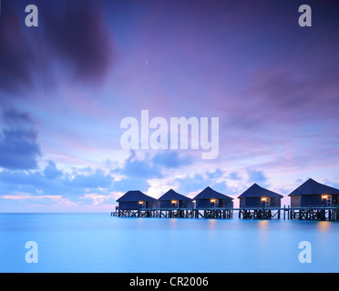 Una vista de agua cabañas villa al atardecer en la isla de Kuredu LHAVIYANI ATOLL, Maldivas, Foto de stock