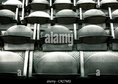 Filas de sillas en un teatro al aire libre