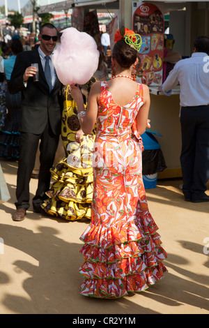 Feria de Abril, las mujeres jóvenes vistiendo un traje flamenco  tradicional, Sevilla, en la región de Andalucía, España, Europa Fotografía  de stock - Alamy