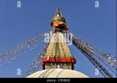 Bodnath estupa Boudhanath o Boudha, Sitio del Patrimonio Mundial de la UNESCO, con ojos pintados, coloridas banderas de oración, el budismo tibetano Foto de stock
