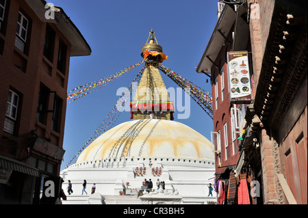 Bodnath estupa Boudhanath o Boudha, Sitio del Patrimonio Mundial de la UNESCO, coloridas banderas de oración, el budismo tibetano, Katmandú Foto de stock