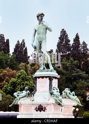 Réplica de la famosa estatua del David de Miguel Ángel en la Piazzale Michelangeo, Florencia. Foto de stock