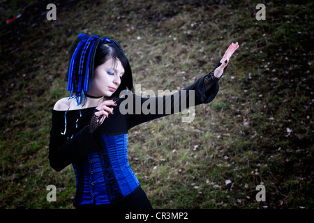 Mujer, Cyber-Gothic, brazo extendido Foto de stock