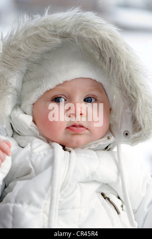 Bebé 6 mes, envuelto ropa de invierno muy caliente Fotografía de stock - Alamy
