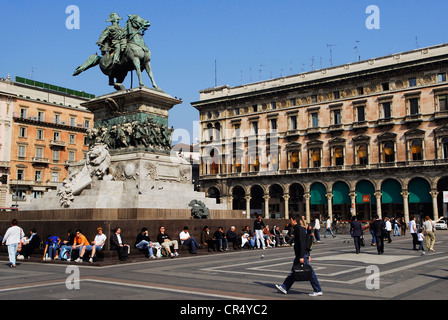 Italia, Lombardía, Milán, la Piazza del Duomo, la estatua ecuestre de Vittorio Emanuele II (Victor Emanuel) Foto de stock