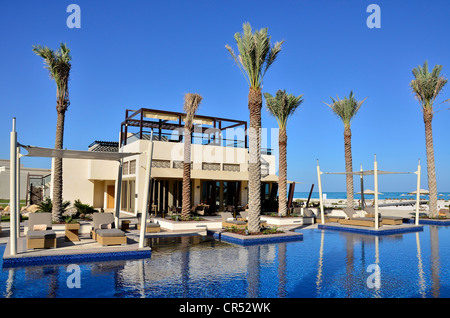 La piscina del hotel Park Hyatt en la Isla de Saadiyat, Abu Dhabi, Emiratos Árabes Unidos, la Península Arábiga, Asia Foto de stock