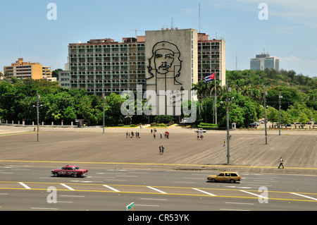Representación de Ernesto "Che" Guevara en la fachada del ministerio del interior, Plaza de la Revolucion Plaza, La Habana, Cuba Foto de stock