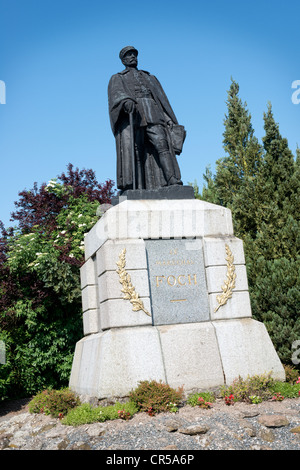 El monumento al mariscal Foch en la carretera entre Péronne y Rancourt, Somme, Francia Foto de stock