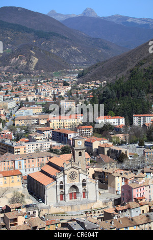 La ciudad termal de Digne les Bains en los Alpes de Haute Provence Foto de stock