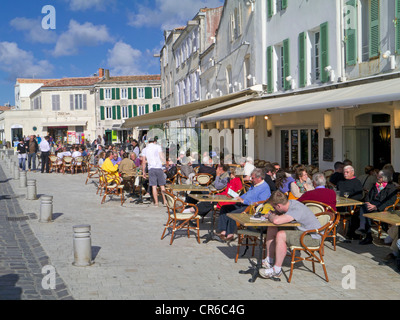 Francia, Ile de Re, St Martin de Re, Harbour , personas sentadas en los cafés y restaurantes Foto de stock