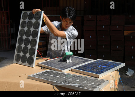Laos Vientiane, República Democrática Popular Lao, empresa alemana Sunlabob instalar módulos de energía solar fotovoltaica y en pueblos remotos para electrificación rural con off-grid solution Foto de stock