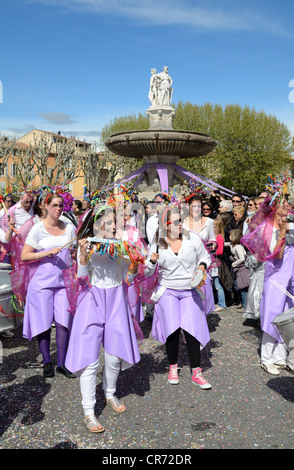 Los músicos y bailarines de disfraces en el carnaval de Primavera La Rotonde Fountain Cours Mirabeau de Aix-en-provence Provence Francia