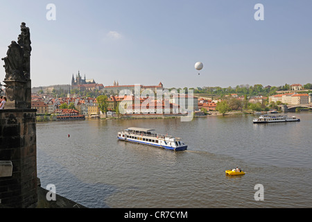 Excursiones en barco en el río Vltava, el Puente de Carlos, Praga, Bohemia, República Checa, Europa