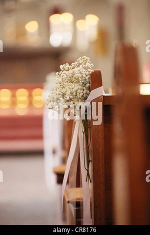 Los bancos de la Iglesia decorado con flores en una boda Fotografía de  stock - Alamy