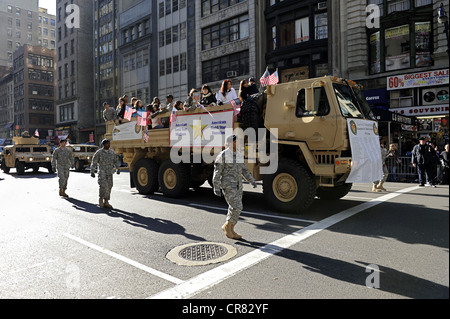 Desfile de la calle en el día de los Veteranos, el 11 de noviembre, Manhattan, Ciudad de Nueva York, Nueva York, Estados Unidos, América del Norte Foto de stock