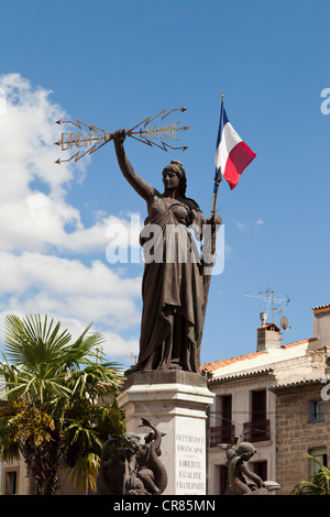 Marianne estatua, con la bandera francesa, la Place de la Republique, Pezenas, Herault, Francia, Europa Foto de stock