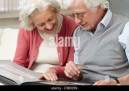 Senior Pareja mirando el álbum de fotos