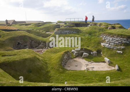 Bahía de Skaill Orkney oeste peninsular en la edad de piedra cabañas construidas de piedra unmortared en Skara Brae aldea neolítica vinculado por pasajes Foto de stock