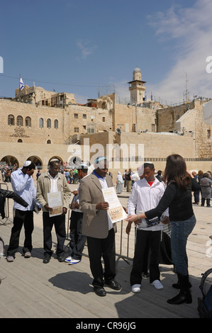Los judíos africanos reciben un certificado de una mujer judía que visitaron el occidental o el Muro de los Lamentos, el barrio musulmán de la Ciudad Vieja Foto de stock