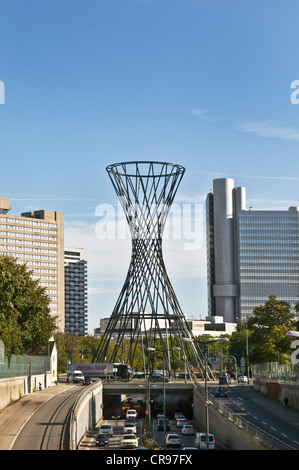 Mae West, 52 m de altura de construcción de fibra de carbono, la escultura de la artista Rita McBride en Effnerplatz de Bogenhausen de Munich Foto de stock