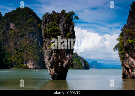 Acantilados de piedra caliza de Ko Tapu (Isla de James Bond) en la Bahía Phang Nga, Tailandia Foto de stock