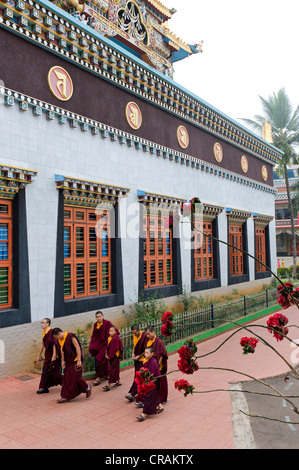 Los monjes tibetanos en el monasterio o gompa, asentamiento de refugiados tibetanos en Bylakuppe, distrito de Mysore, Karnataka, India del Sur, India Foto de stock