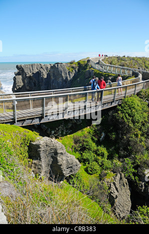 Los turistas que visitan el Pancake Rocks formaciones rocosas, en Punakaiki, Parque Nacional de Paparoa, Isla del Sur, Nueva Zelanda Foto de stock