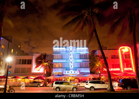 Hoteles Art Decó iluminada a lo largo de la famosa Ocean Drive en South Beach, Miami Beach, Florida, EE.UU.