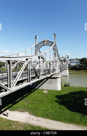 Puente Salzach, Art Nouveau, cruzando el río Salzach, Laufen an der Salzach, Rupertiwinkel, Alta Baviera, Alemania Foto de stock