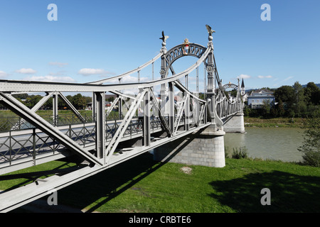 Puente Salzach, Art Nouveau, cruzando el río Salzach, Laufen an der Salzach, Rupertiwinkel, Alta Baviera, Alemania Foto de stock