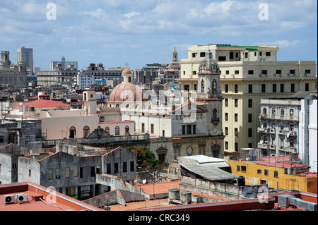 Vistas de los tejados, el barrio histórico de la Ciudad de La Habana, Habana Vieja, La Habana Vieja, Cuba, Antillas Mayores, el Caribe Foto de stock