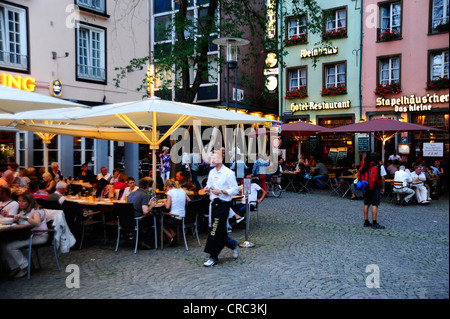 Cafe restaurantes con terrazas en el centro histórico de la ciudad, Colonia, Renania, Renania del Norte-Westfalia, Alemania, Europa Foto de stock