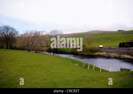 Río Ribble ejecutando a través de Horton en Ribblesdale en Yorkshire Dales National Park, Inglaterra. Foto de stock