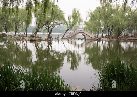 Muy temprano en la mañana en el Parque Zizhuyuan, en Beijing, China Foto de stock