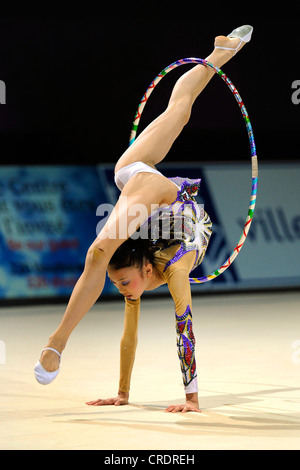 Chica gimnasta profesional realizar con un aro de gimnasia rítmica, en una  verdadera competencia en la gimnasia Fotografía de stock - Alamy