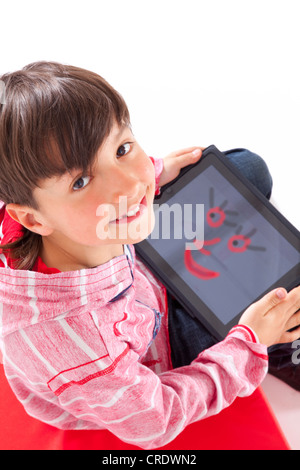 El muchacho, de 9 años, con iPad Foto de stock
