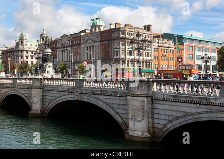 O'Connell Bridge cruzando el río Liffey, en Dublín, Irlanda, Europa Foto de stock