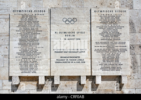 Signo de la información de los ganadores de los Juegos Olímpicos en 1936 en Olympic Stadion, Alemania, Berlín Foto de stock