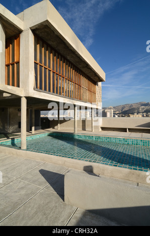 Terraza y piscina de la cité radieuse o Unité d'habitation de Le Corbusier Marsella Francia Foto de stock